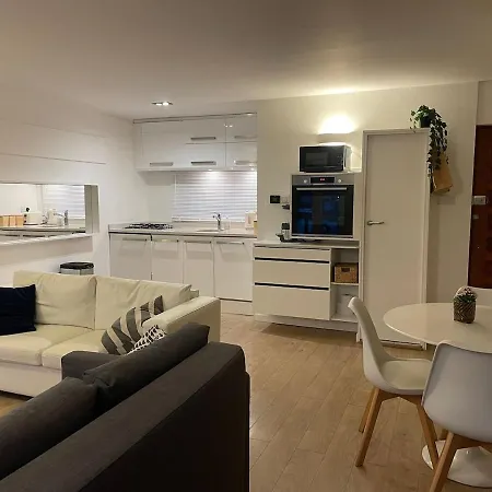 2 Bed Overlooking The Marina, Tower Bridge!